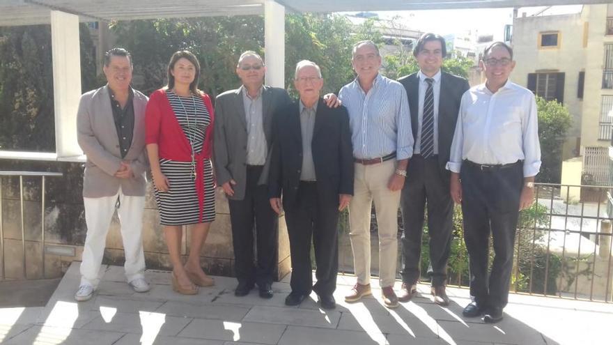 Los organizadores del concierto junto a los priores Ricard Janer y MariÃ  Gastalver, el pianista Andreu Riera y representantes de Bankia