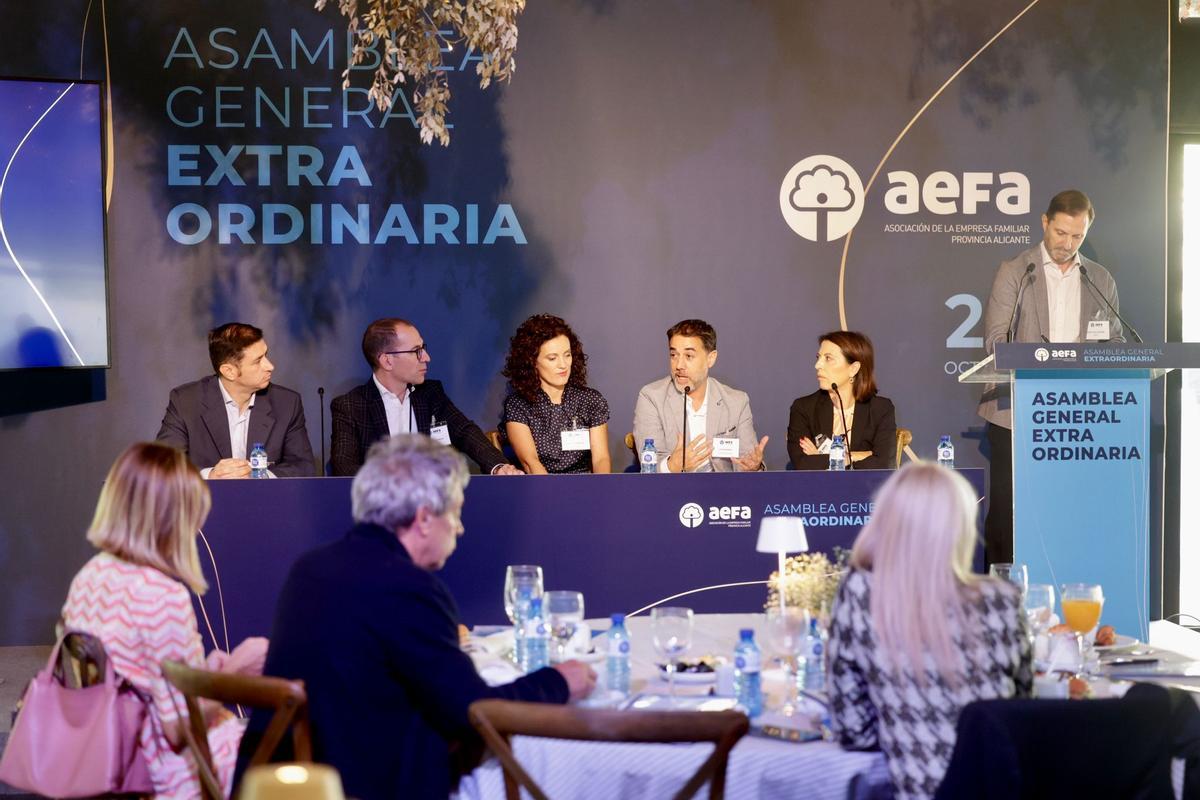 Los miembros de la comisión que ha elaborado el código ético.