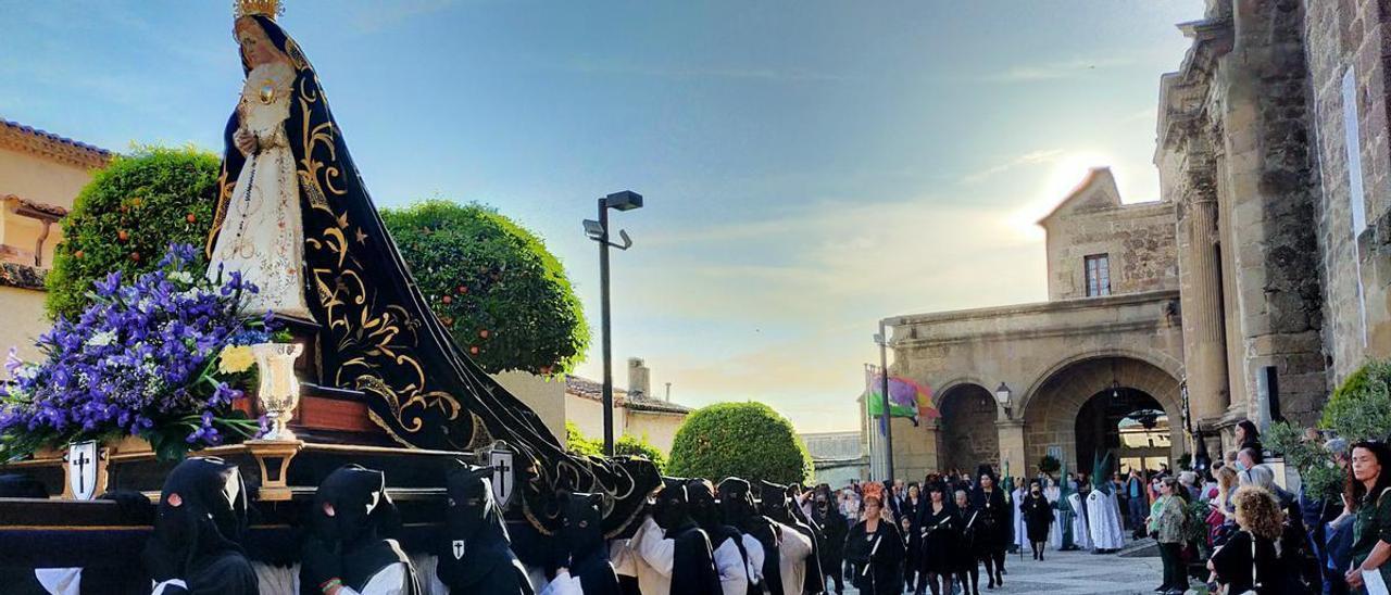 La Virgen de La Soledad, con sus damas detrás.