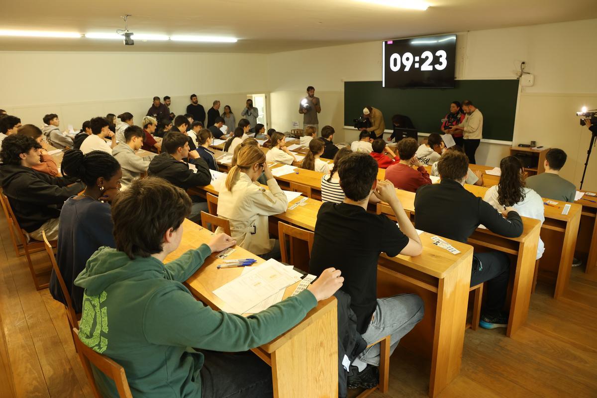 Jóvenes a la entrada del examen de selectividad.