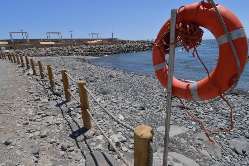 Los bañistas de Pozo Izquierdo se quejan que el acceso resbala