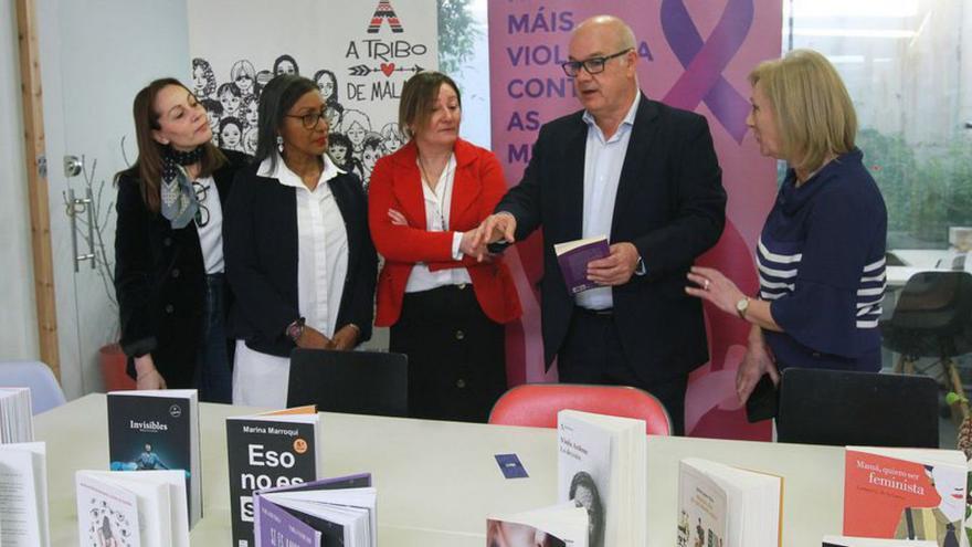 El subdelegado mostrando los libros de la maleta. | Iñaki Osorio