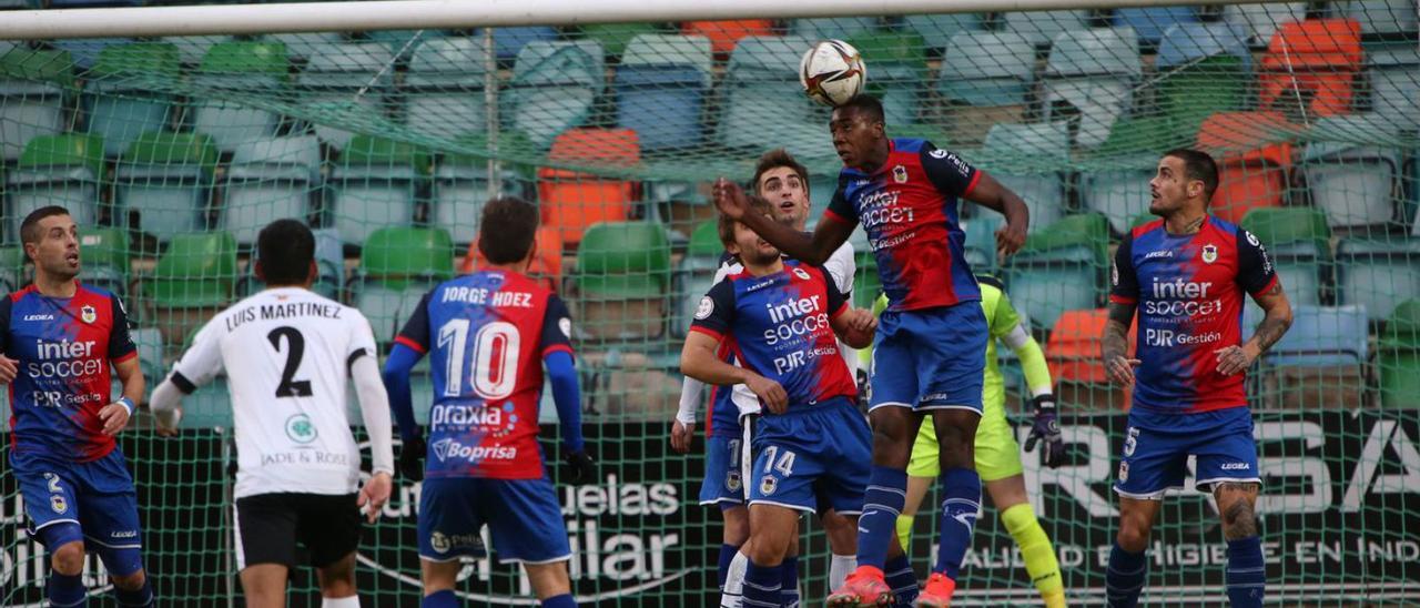 Dorian despeja de cabeza durante el Salamanca-Langreo del pasado domingo en el Helmántico. | Área 11