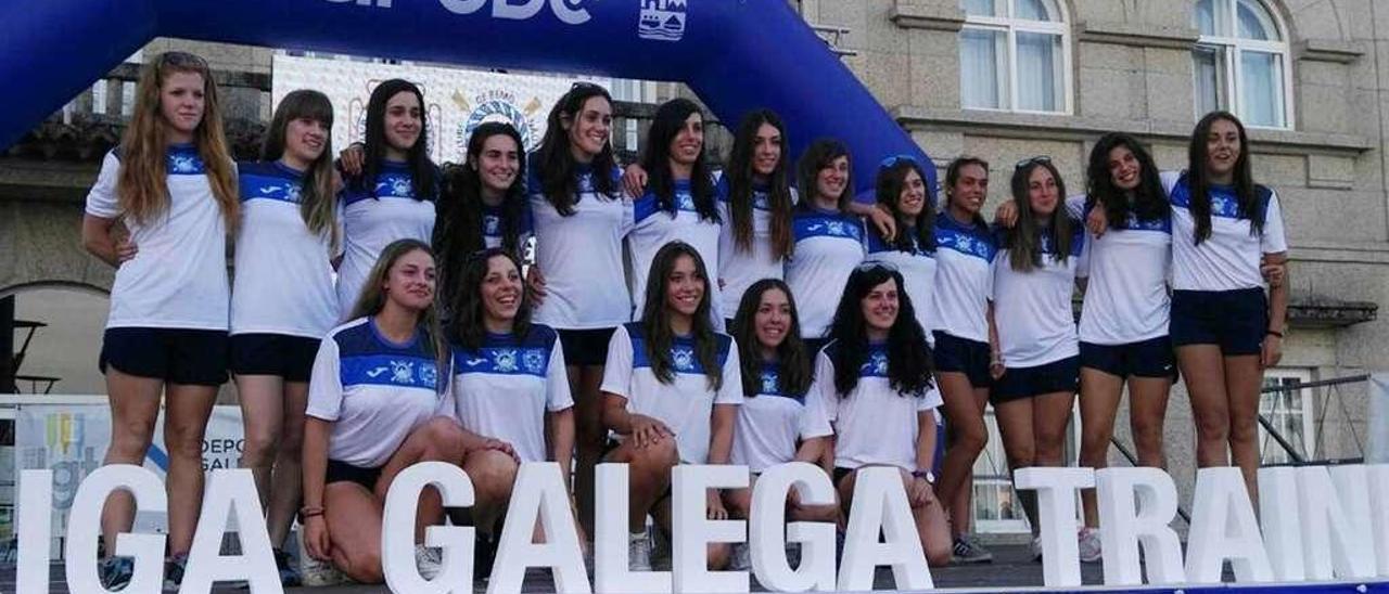 Integrantes del equipo conjunto de Mecos y Ribeira en la presentación de la liga celebrada en O Grove. // Muñiz