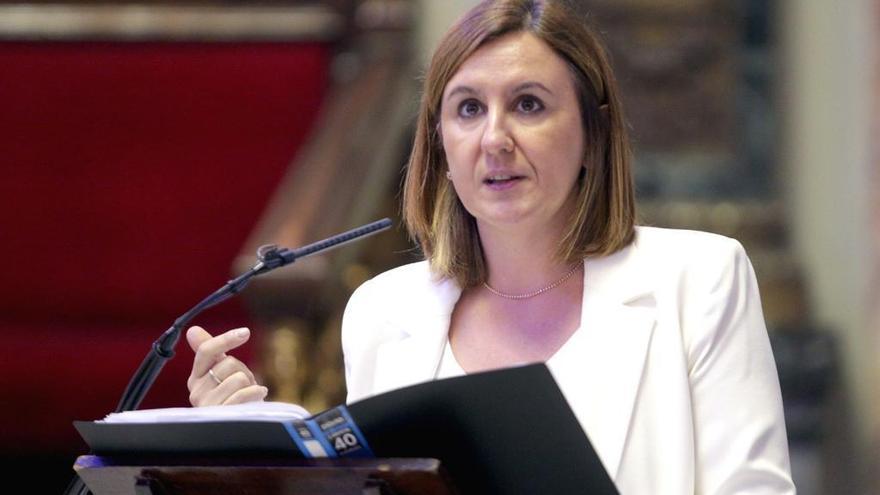 La portavoz del PP María José Catala interviene en un pleno.