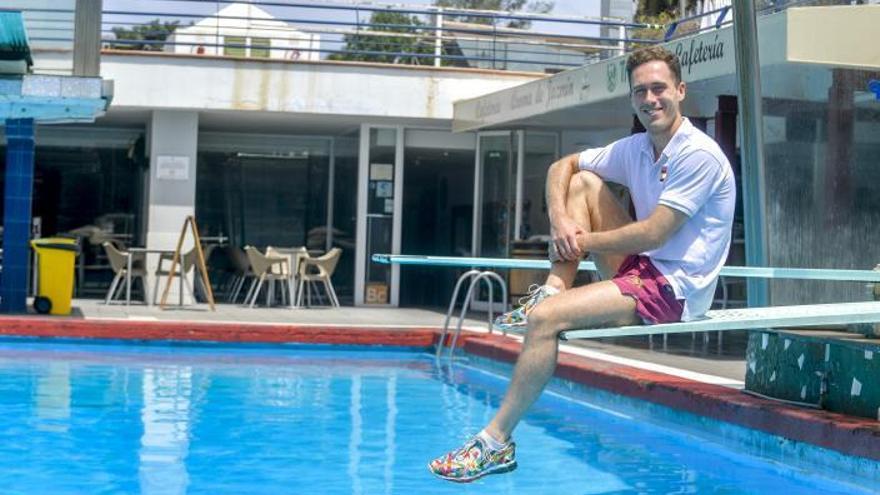 Nicolás García Boissier sentado sobre un trampolín en una de las piscinas del CN Metropole.