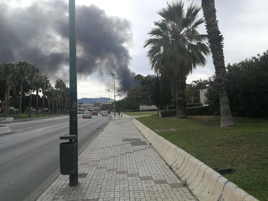 El fuego, iniciado poco después de las tres de la tarde de este martes, ha generado una columna de humo visible desde muchos puntos de Málaga.