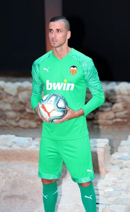 Así es la nueva equipación del Valencia CF para la temporada 2019/2020