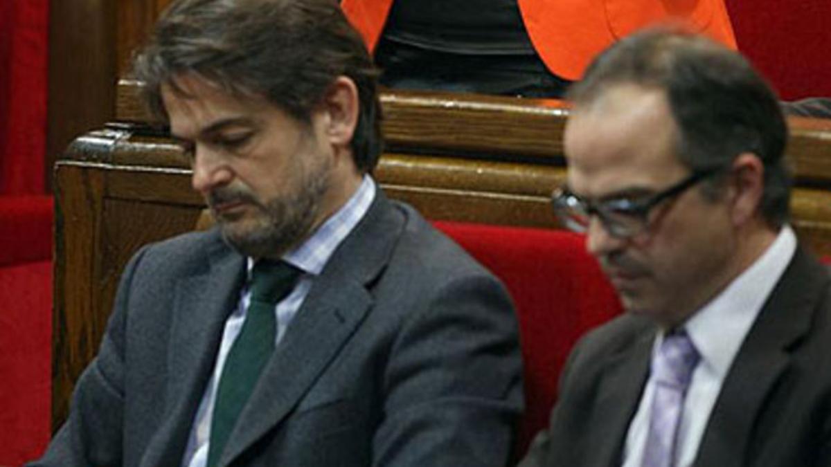 Oriol Pujol (izquierda), durante una sesión plenaria del Parlament de Catalunya.