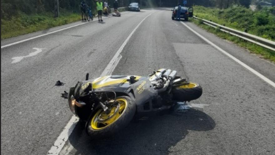 La motocicleta en el lugar del accidente en A Borna, en Moaña