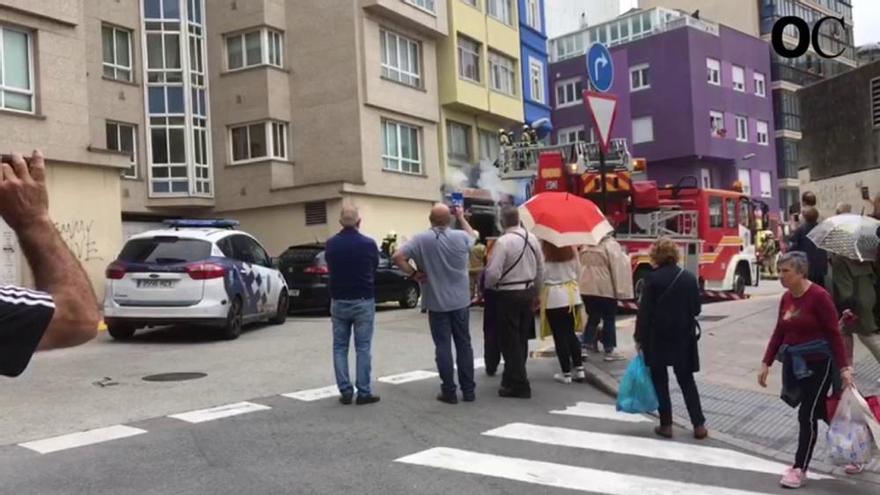 Arde el cartel de un bar en la avenida de Hércules