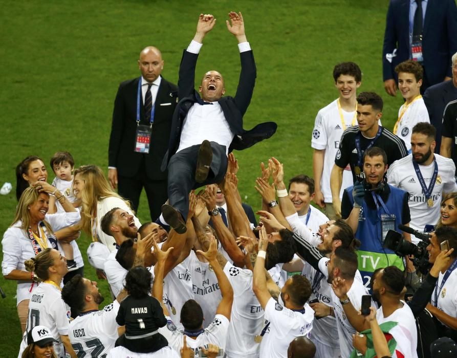 Los jugadores del Real Madrid celebran el título