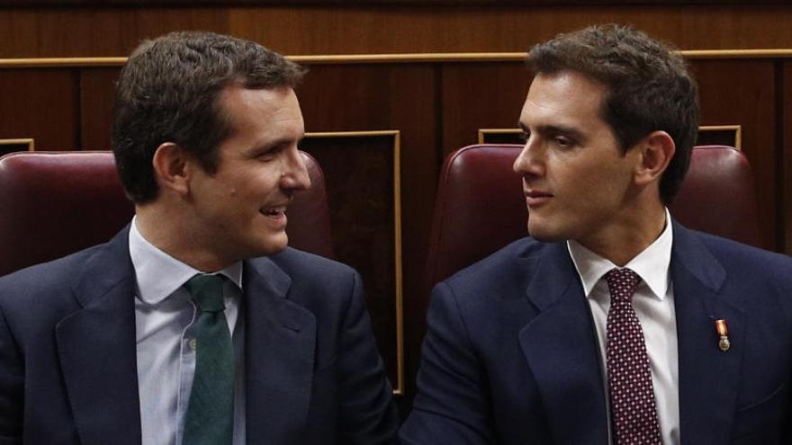 Pablo Casado y Albert Rivera, en el Congreso.