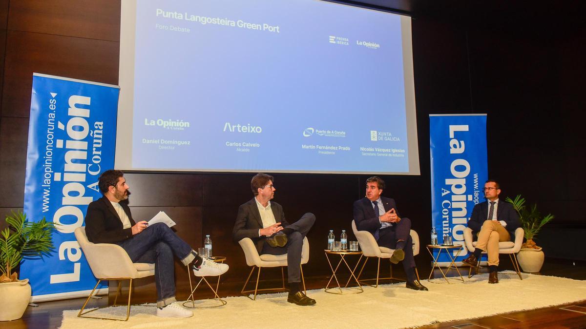 El director de LA OPINIÓN, Daniel Domínguez, a la izquierda, junto al alcalde de Arteixo, Carlos Calvelo; el presidente de la Autoridad Portuaria de A Coruña, Martín Fernández Prado; y el secretario xeral de Industria, Nicolás Vázquez.