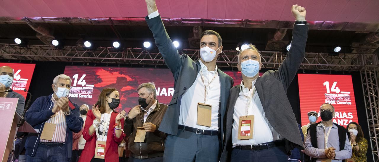 El secretario general del PSOE y presidente del Gobierno, Pedro Sánchez, junto al secretario general del PSOE en Canarias y presidente de Canarias, Ángel Víctor Torres, en el Congreso socialista.