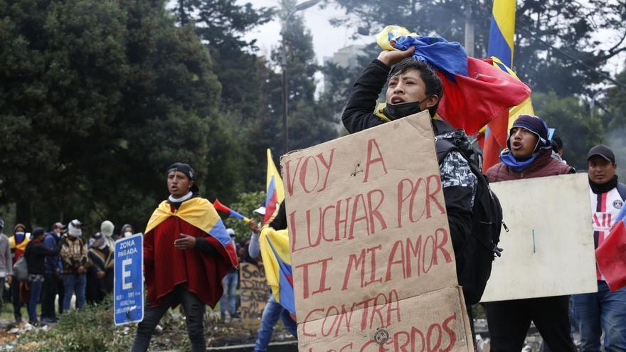 El presidente de Ecuador afronta en el Congreso proyectos de destitución o elecciones anticipadas
