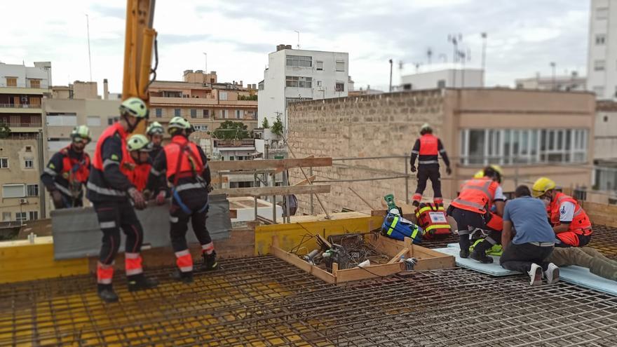 Rescatan a un obrero herido en la quinta planta de un edificio de Palma
