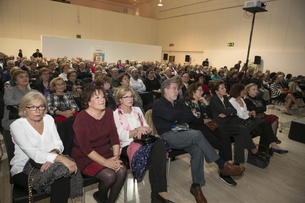 Decenas de profesores y alumnos del CEU, germen de la Universidad de Alicante, se reencuentran en un emotivo acto organizado en el campus.