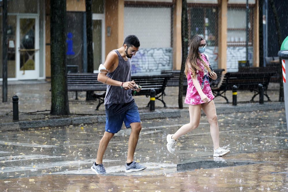 Un ruixat intens deixa més de 20 litres en pocs minuts a Girona