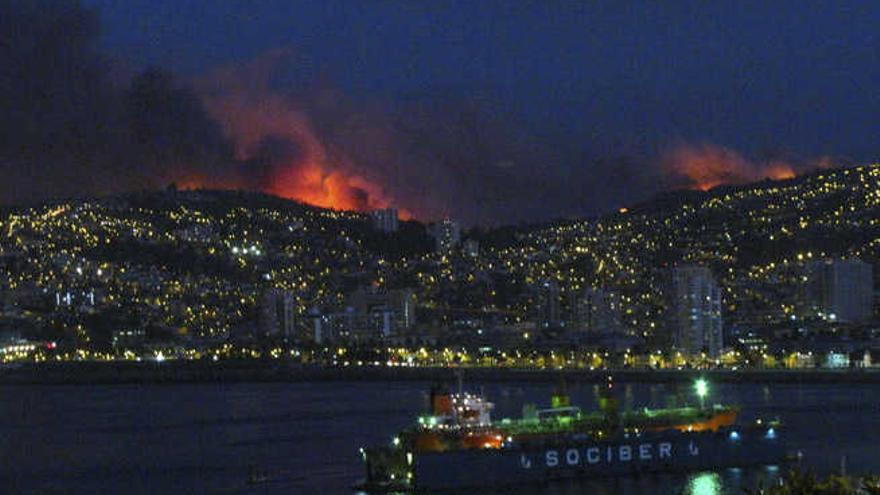 Valparaíso lucha contra el fuego