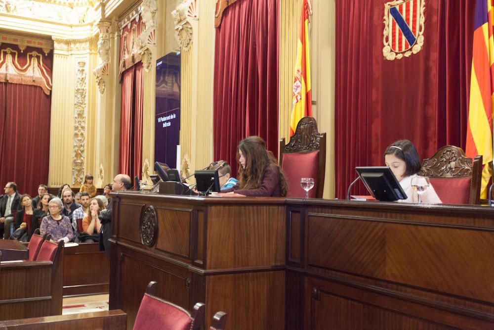 Los más jóvenes 'toman' el Parlament para luchar contra el cambio climático