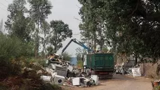 La chatarrería de O Pousadorio empieza a despejar los exteriores
