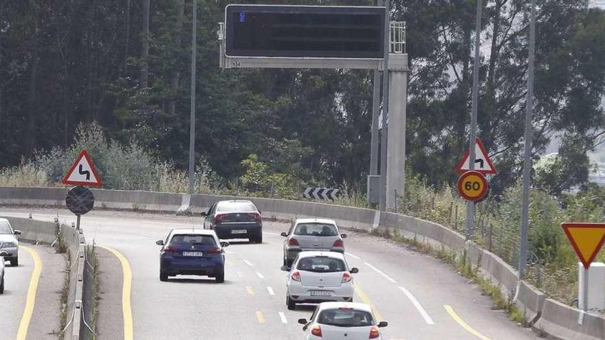 Las obras en la A-55 provocan que en la calzada coexistan líneas blancas y amarillas. // Ricardo Grobas