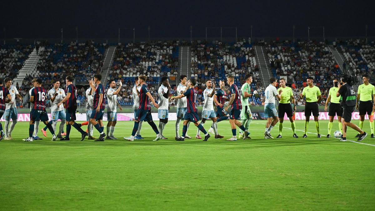Zaragoza y Huesca se saludan antes del derbi amistoso del pasado verano.