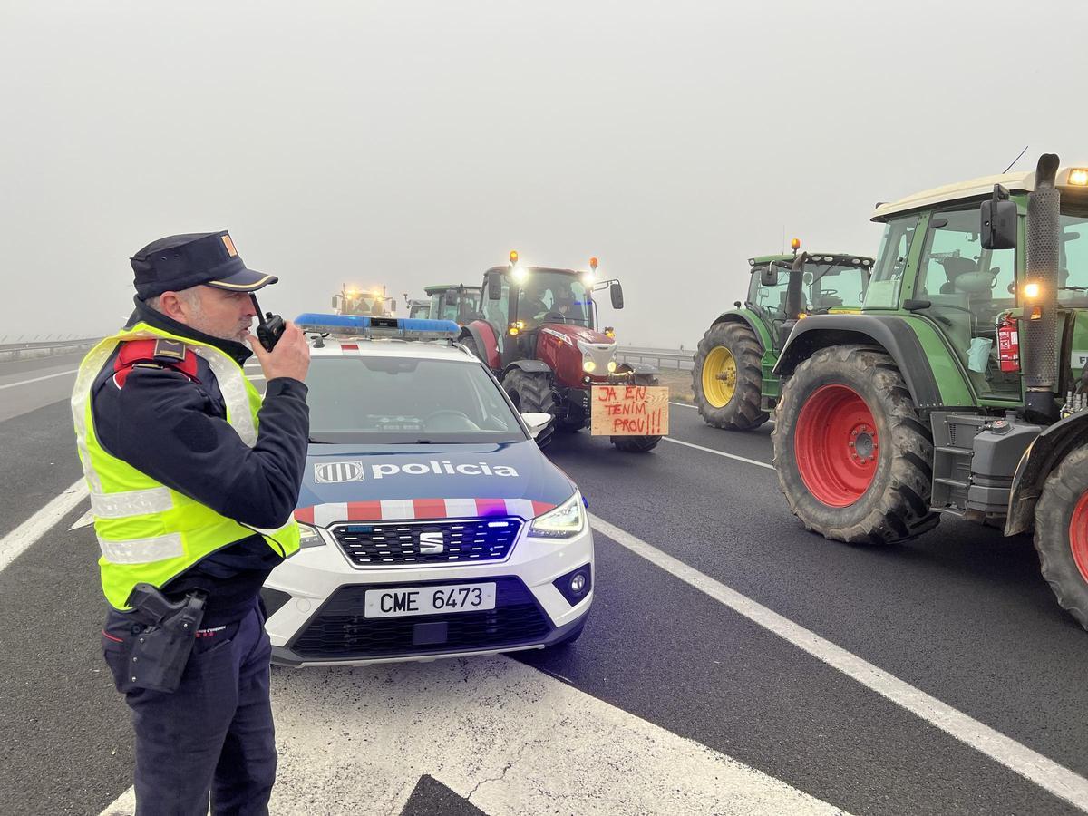 Protesta de tractores en Ponent. A su lado, agentes de los Mossos.