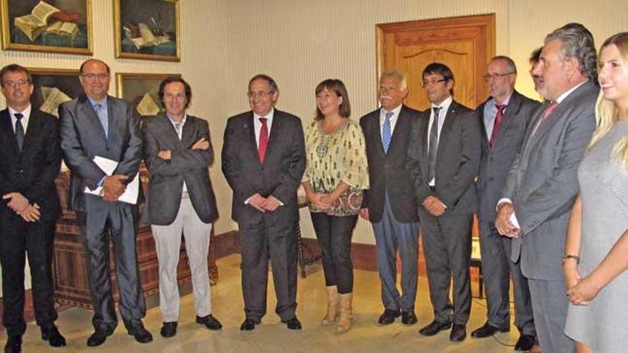 La presidenta del Govern, Francina Armengol, y el conseller de Trabajo y Comercio, Iago Negueruela, mantuvieron ayer un encuentro con representantes de las patronales estatal y balear del comercio.