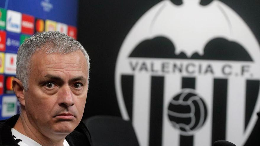 Mourinho, en la rueda de prensa de ayer en Mestalla.