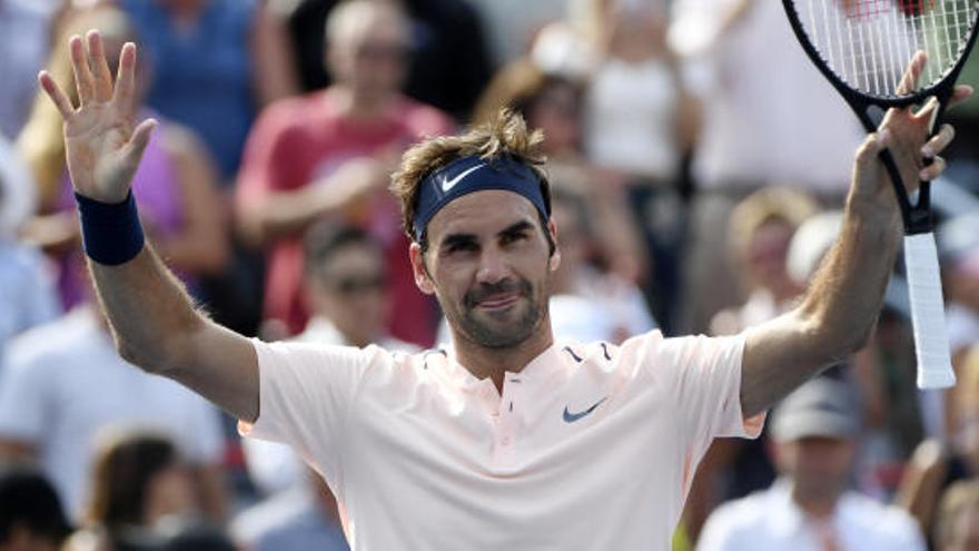 Federer celebra su victoria sobre Bautista.