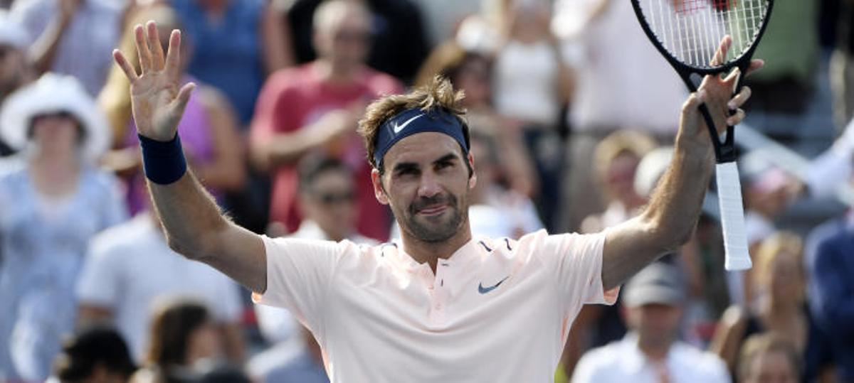 Federer celebra su victoria sobre Bautista.