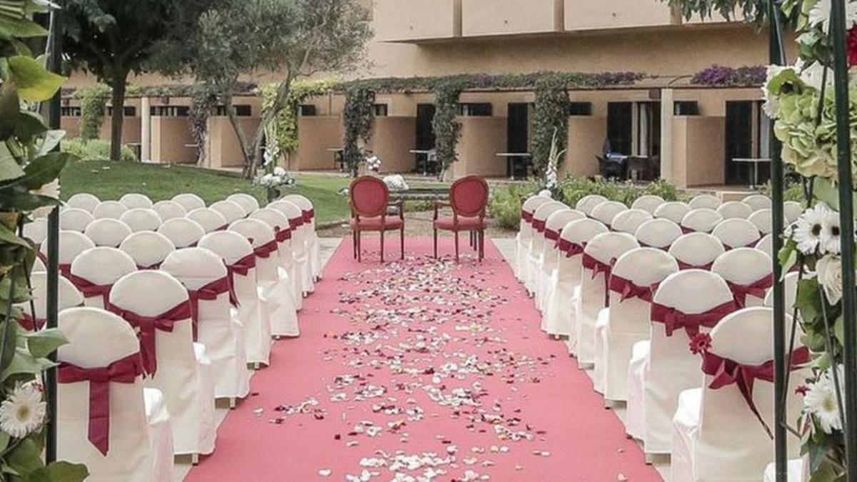 La pareja tuvo que aplazar la boda por la pandemia.