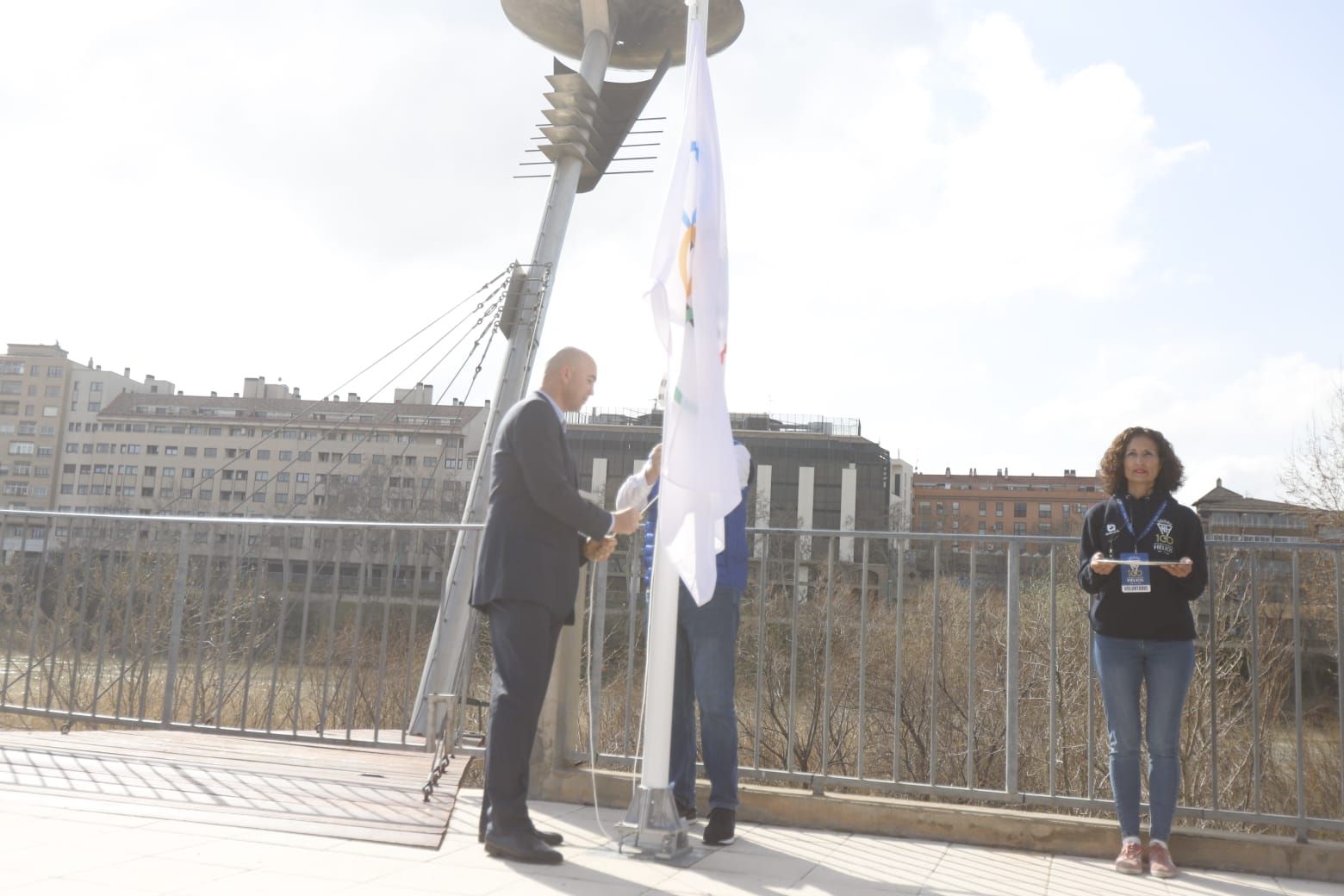 En imágenes | La bandera olímpica ya preside desde las alturas en las instalaciones del CN Helios