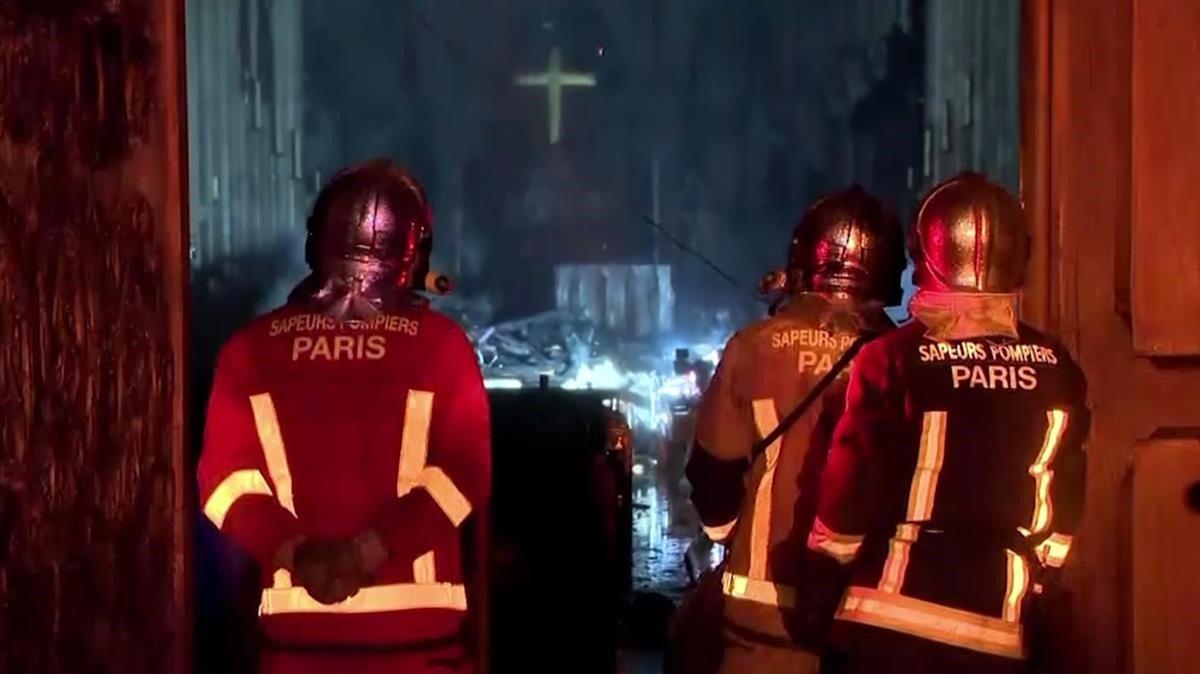 Bomberos a las puertas del templo de Notre Dame.