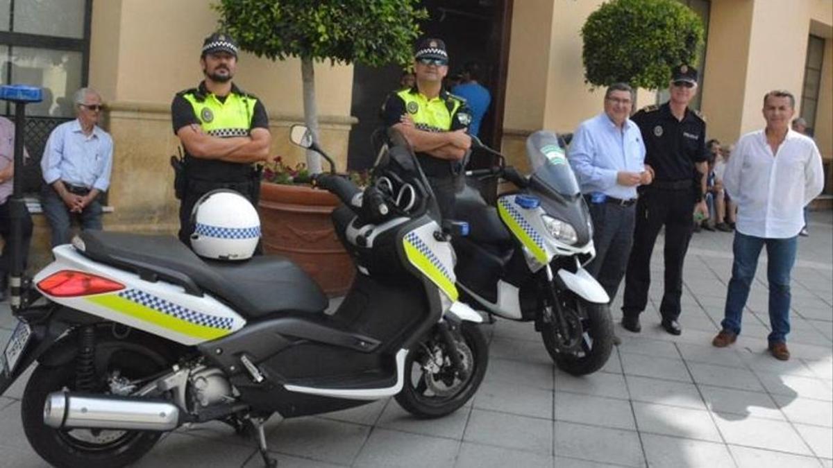 El alcalde de Vélez-Málaga, Antonio Moreno Ferrer, y el edil de Seguridad, José María Domínguez, con varios agentes de la Policía Local.