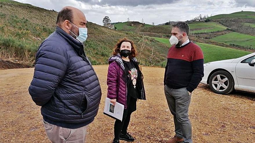 Por la izquierda, el concejal de Urbanismo de Tapia, Guzmán Fernández, la alcaldesa tapiega, Ana Vigón, y el director general de Infraestructuras Rurales y Montes, Fernando Prendes. | Reproducción de A. M. S.