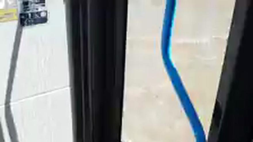 El agua se cuela en un autobús urbano de Zaragoza