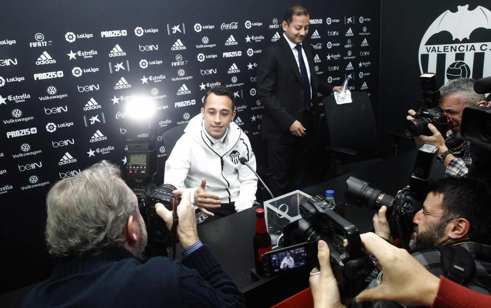 Presentación de Orellana como jugador del Valencia