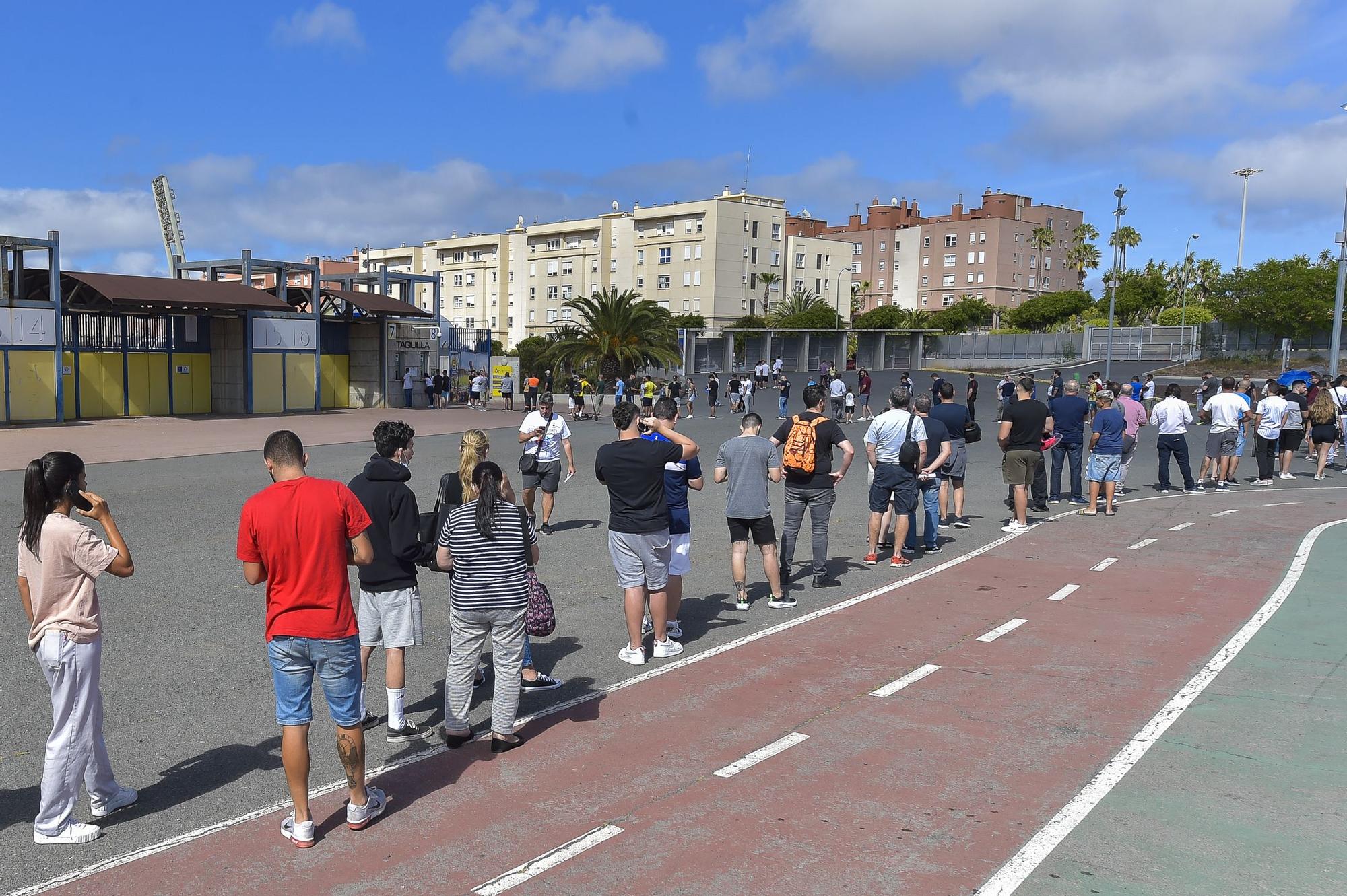 Colas en la taquilla del Estadio de Gran Canaria para comprar entradas del partido UD Las Palmas - Oviedo
