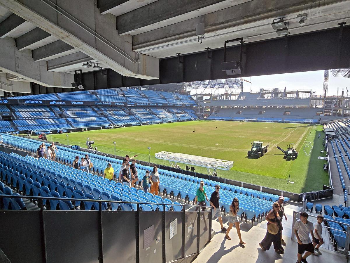 El Celta inicia la retirada del césped dañado en Balaídos