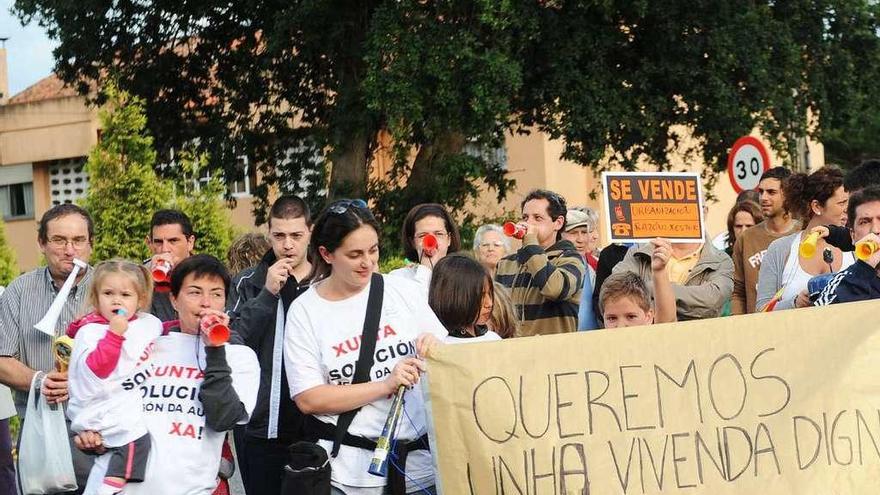 Protesta de los vecinos de Mesón da Auga por las deficiencias en sus casas en julio de 2012.