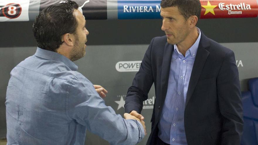 Sergio González saluda a Javi Gracia en un encuentro entre el Espanyol y el Málaga.