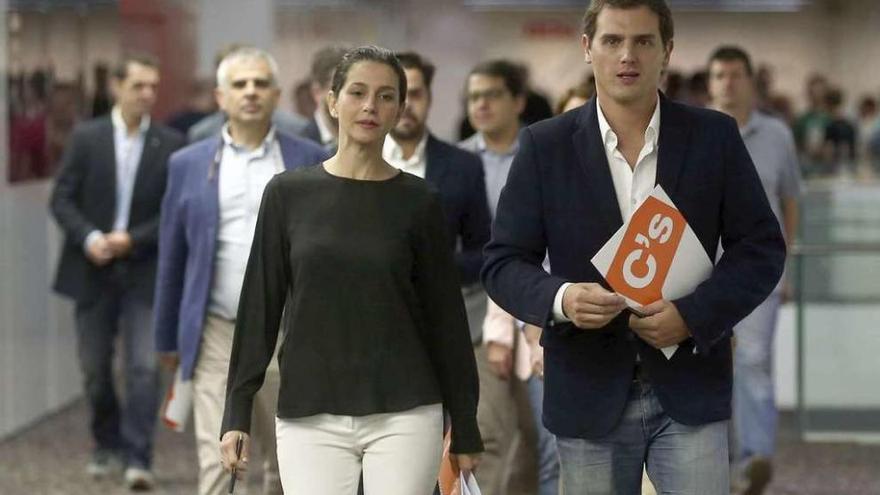 Inés Arrimadas y Albert Rivera, tras una reunión para valorar los resultados electorales. // Efe