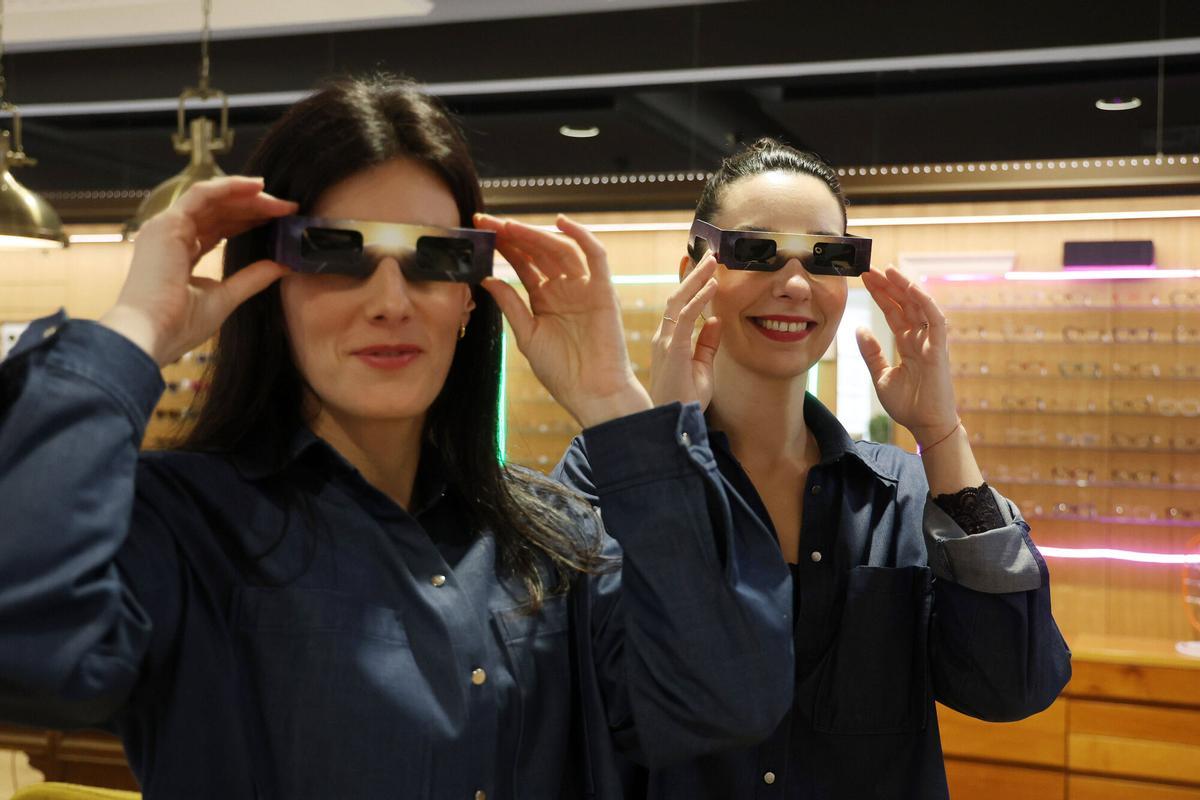 Pontevedra. Gafas recomendadas para ver el eclipse en Óptica Martínez