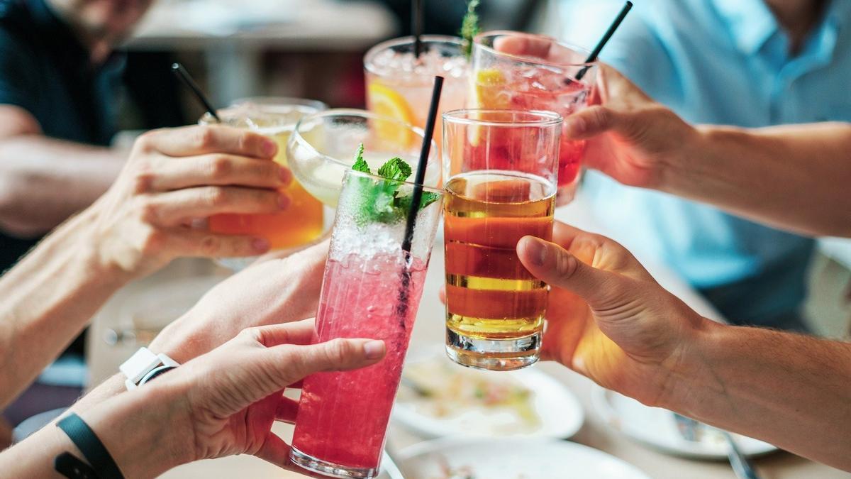 Eliminar las bebidas alcohólicas de la dieta es fundamental para perder peso.