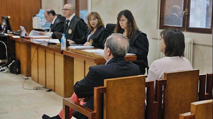 José María Rodríguez y Marisa Durán, ayer en la vista del caso Over.