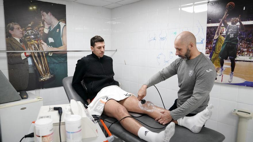 Dragan Milosavljevic trabaja junto a los fisios del Unicaja, en una imagen en el Martín Carpena.