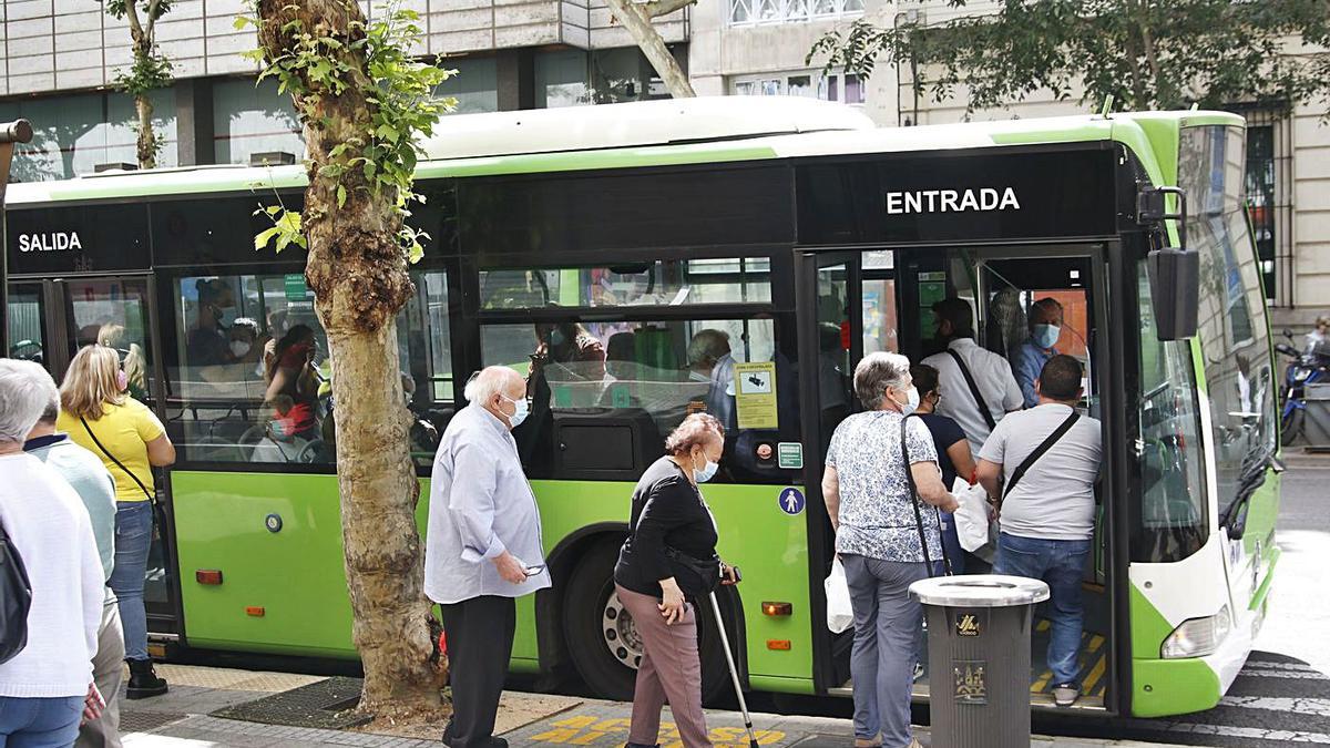 Parada de autobús en el centro de Córdoba.